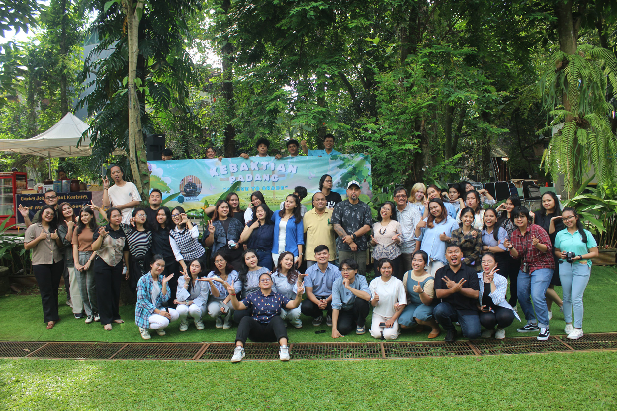Foto Bersama Kebaktian Padang Bersama Irvan F.C.Oentoeng, SE., MM dan Pdt. Yerry Pattinasarany