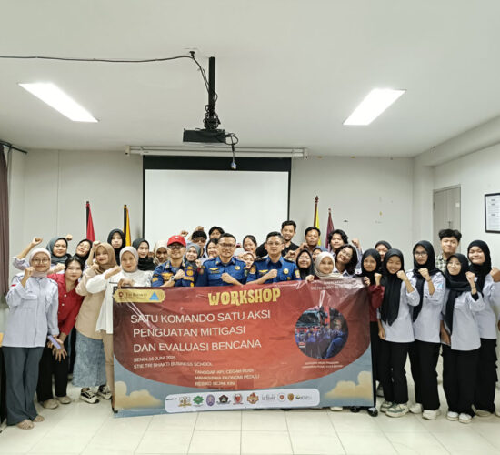foto bersama Workshop Mitigasi dan Evakuasi Bencana Kebakaran Dinas Pemadam Kebakaran Kota Bekasi bersama School Lembah Dewi Andini., S.E., M.Ak., Ak., CA.