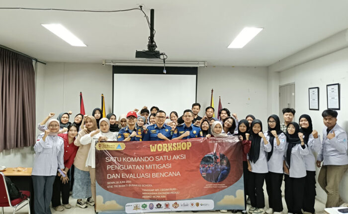 foto bersama Workshop Mitigasi dan Evakuasi Bencana Kebakaran Dinas Pemadam Kebakaran Kota Bekasi bersama School Lembah Dewi Andini., S.E., M.Ak., Ak., CA.
