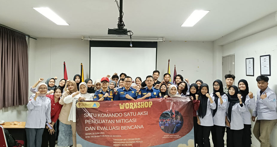 foto bersama Workshop Mitigasi dan Evakuasi Bencana Kebakaran Dinas Pemadam Kebakaran Kota Bekasi bersama School Lembah Dewi Andini., S.E., M.Ak., Ak., CA.