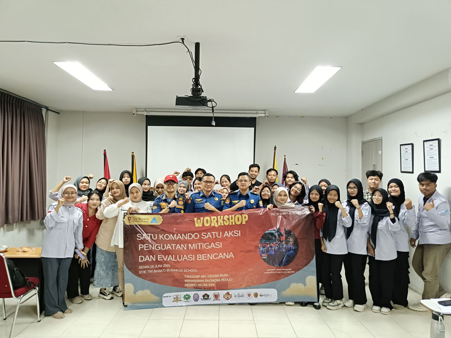 foto bersama Workshop Mitigasi dan Evakuasi Bencana Kebakaran Dinas Pemadam Kebakaran Kota Bekasi bersama School Lembah Dewi Andini., S.E., M.Ak., Ak., CA.