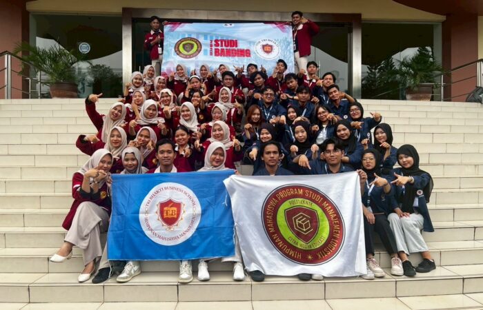 Studi Banding ke Politeknik Kelapa Sawit Citra Widya Edukasi Himpunan Mahasiswa Manajemen Tri Bhakti