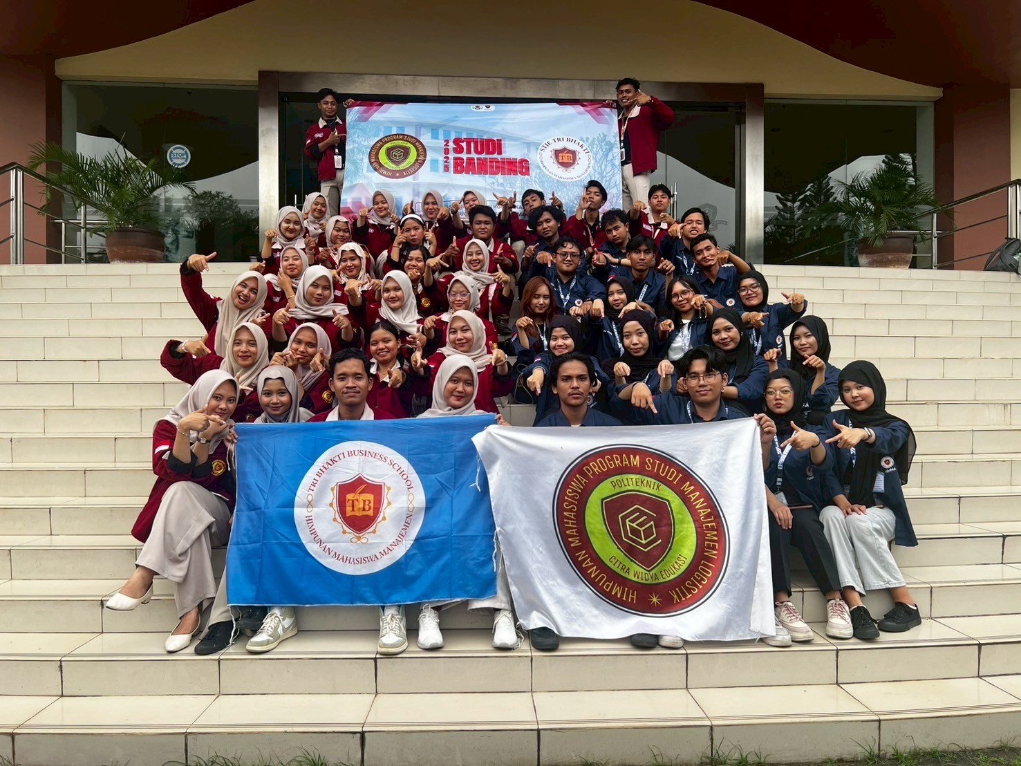 Studi Banding ke Politeknik Kelapa Sawit Citra Widya Edukasi Himpunan Mahasiswa Manajemen Tri Bhakti