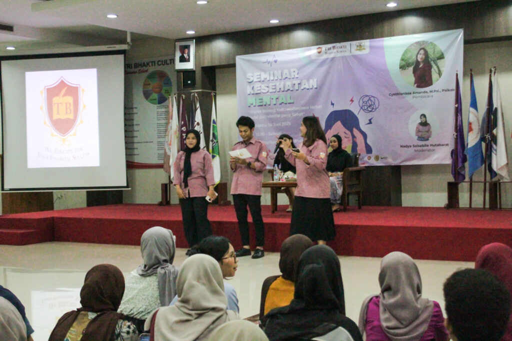 Badan Eksekutif Mahasiswa Tri Bhakti Business School pada acara Seminar Kesehatan Mental