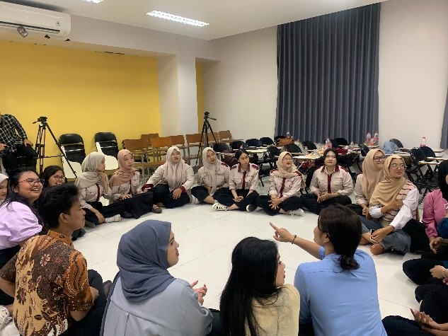 studi banding ke Parama Swara, unit kegiatan mahasiswa paduan suara dari AKMRTV Jakarta