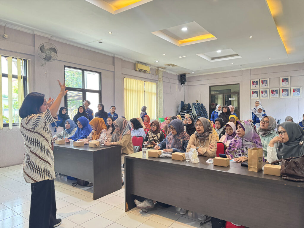 Keri Boru Hotang. S.E., M.Ak UMKM Cerdas dan Berdaya Saing Lewat PKM di Kecamatan Rawalumbu