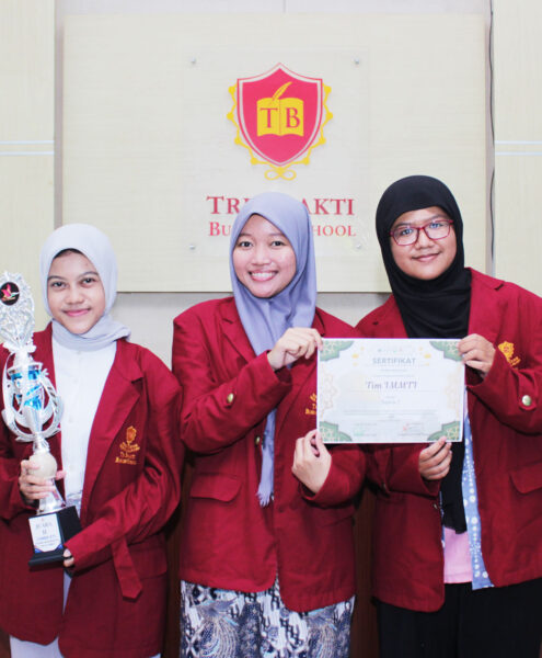 Kania, Safa, dan Yanah UKM IMMT