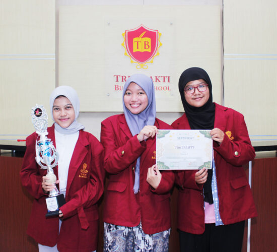 Kania, Safa, dan Yanah UKM IMMT