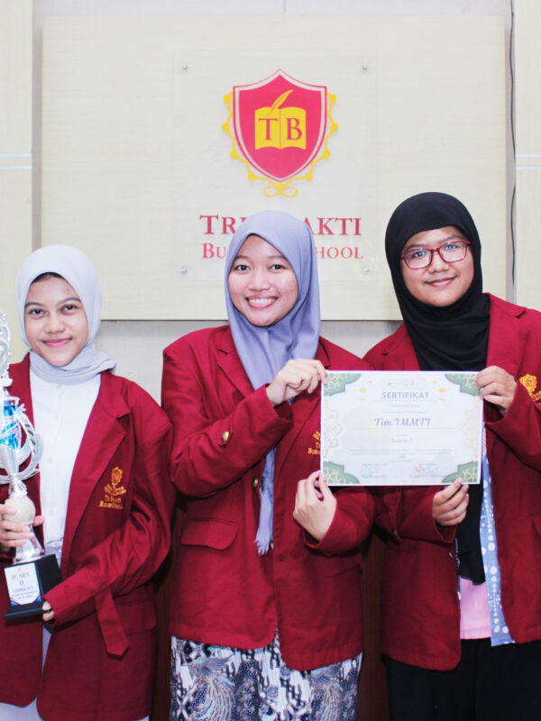 Kania, Safa, dan Yanah UKM IMMT