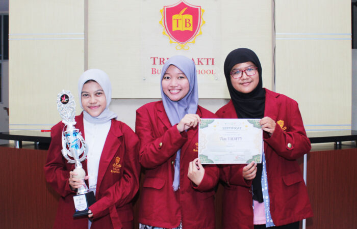 Kania, Safa, dan Yanah UKM IMMT