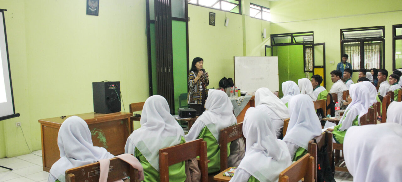 Pelatihan Kepemimpinan di SMK Bina Karya Mandiri 1 Ir. Triana, M.M.
