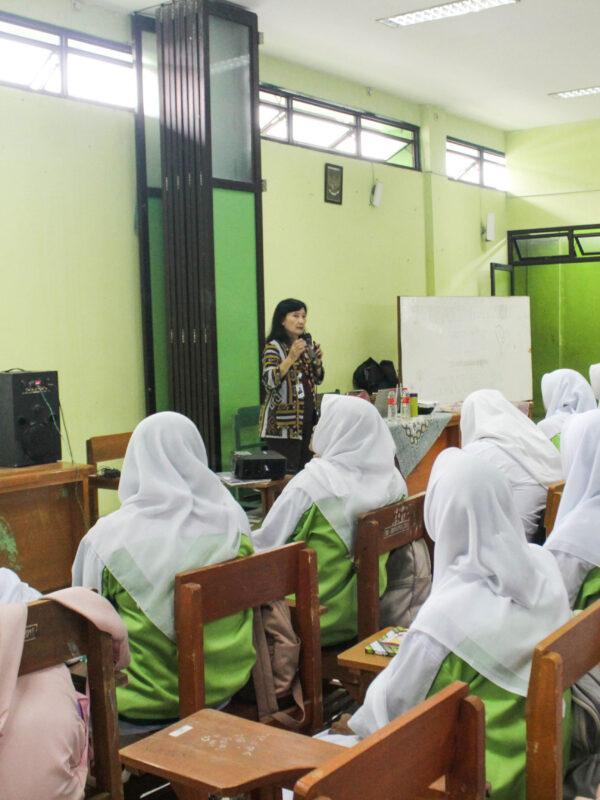 Pelatihan Kepemimpinan di SMK Bina Karya Mandiri 1 Ir. Triana, M.M.