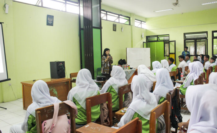 Pelatihan Kepemimpinan di SMK Bina Karya Mandiri 1 Ir. Triana, M.M.