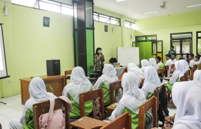 Pelatihan Kepemimpinan di SMK Bina Karya Mandiri 1 Ir. Triana, M.M.