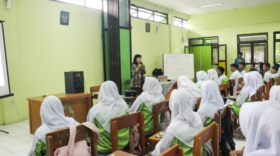 Pelatihan Kepemimpinan di SMK Bina Karya Mandiri 1 Ir. Triana, M.M.