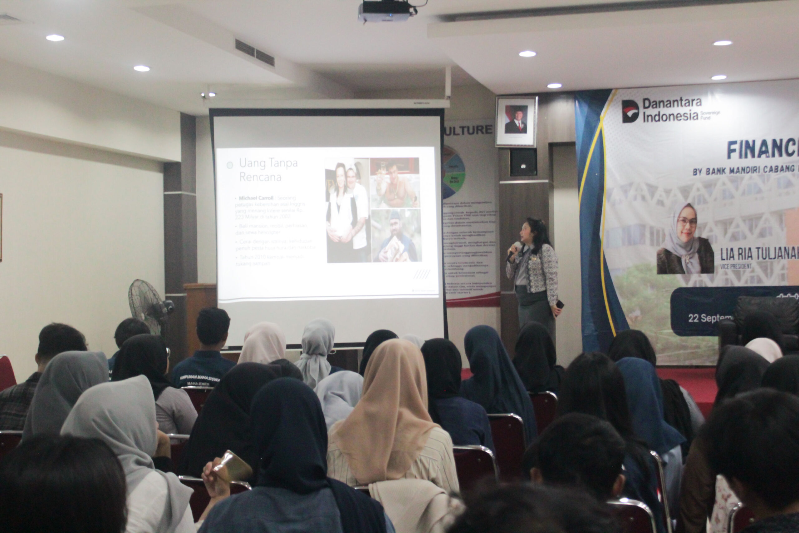 Himpunan Mahasiswa Manajemen Tri Bhakti Business School menyelenggarakan seminar keuangan dengan tema “Financial Planner Bersama Bank Mandiri.”.