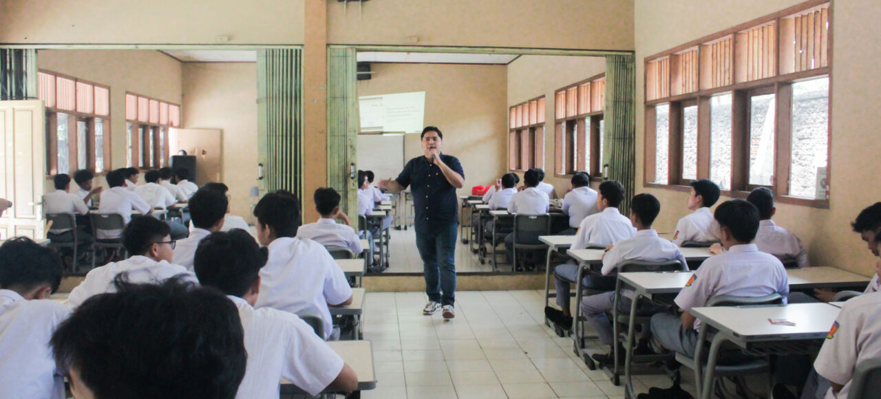 Pelatihan Digital Marketing di SMK Teratai Putih Global 4 Pemateri Dosen Tri Bhakti Business School Frengky Panangian, S.Kom., MM