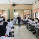 Pelatihan Digital Marketing di SMK Teratai Putih Global 4 Pemateri Dosen Tri Bhakti Business School Frengky Panangian, S.Kom., MM