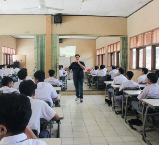 Pelatihan Digital Marketing di SMK Teratai Putih Global 4 Pemateri Dosen Tri Bhakti Business School Frengky Panangian, S.Kom., MM