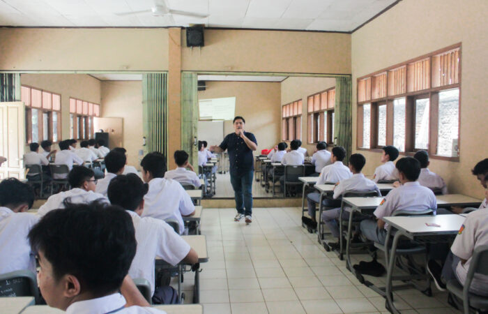 Pelatihan Digital Marketing di SMK Teratai Putih Global 4 Pemateri Dosen Tri Bhakti Business School Frengky Panangian, S.Kom., MM