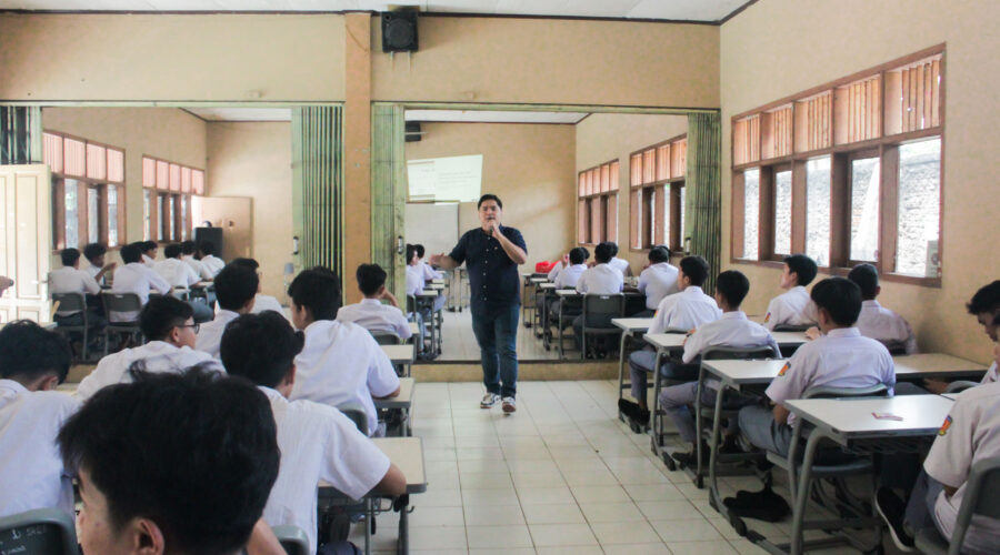 Pelatihan Digital Marketing di SMK Teratai Putih Global 4 Pemateri Dosen Tri Bhakti Business School Frengky Panangian, S.Kom., MM