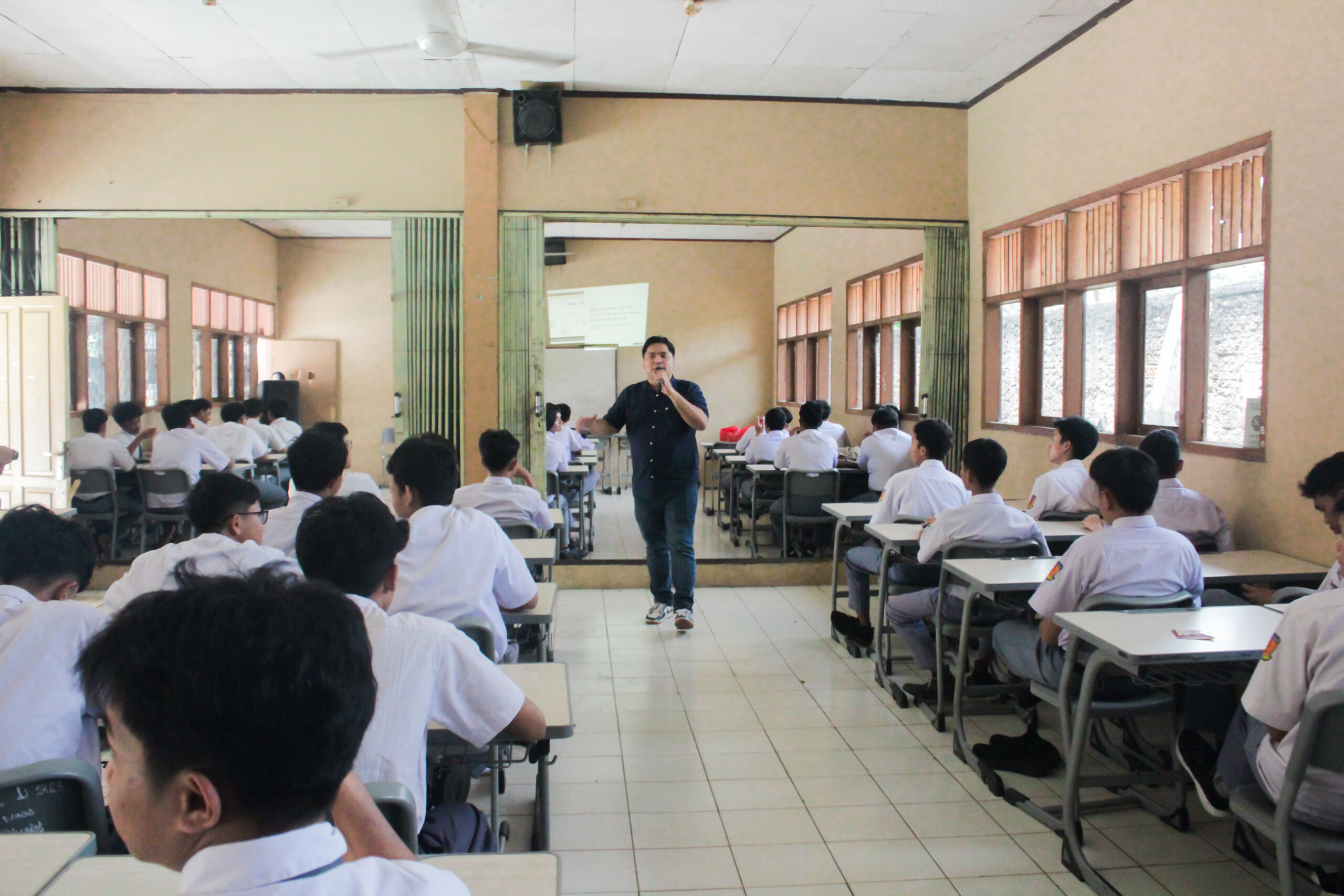 Pelatihan Digital Marketing di SMK Teratai Putih Global 4 Pemateri Dosen Tri Bhakti Business School Frengky Panangian, S.Kom., MM