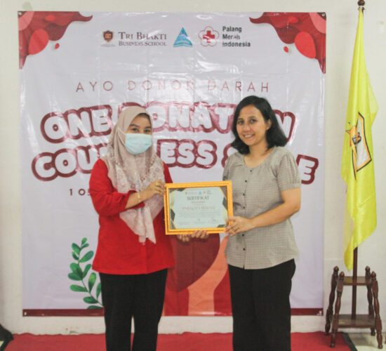 Donor Darah Tri Bhakti Business School Palang Merah Indonesia Bekasi Keri Boru Hotang. S.E., M.Ak