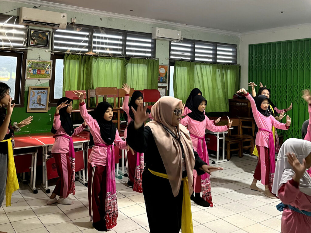Tri Bhakti Dance Crew UKM PKM di SD Negeri Pekayon Jaya II