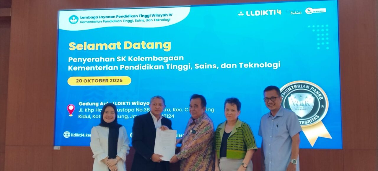 Perwakilan Tri Bhakti Bussines School menerima surat keputusan program studi bisnis Digital dari kepala LLDIKTI Wilayah IV Bandung pada 20 Oktober 2025