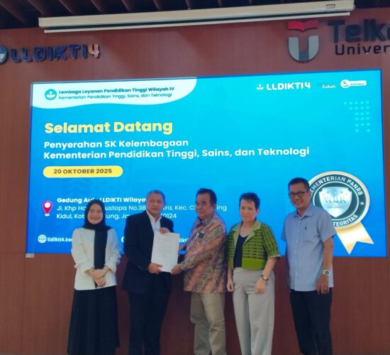 Perwakilan Tri Bhakti Bussines School menerima surat keputusan program studi bisnis Digital dari kepala LLDIKTI Wilayah IV Bandung pada 20 Oktober 2025