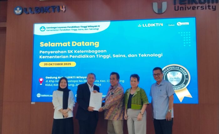 Perwakilan Tri Bhakti Bussines School menerima surat keputusan program studi bisnis Digital dari kepala LLDIKTI Wilayah IV Bandung pada 20 Oktober 2025