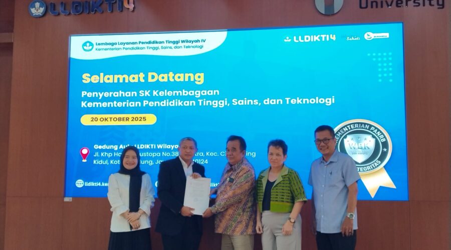 Perwakilan Tri Bhakti Bussines School menerima surat keputusan program studi bisnis Digital dari kepala LLDIKTI Wilayah IV Bandung pada 20 Oktober 2025