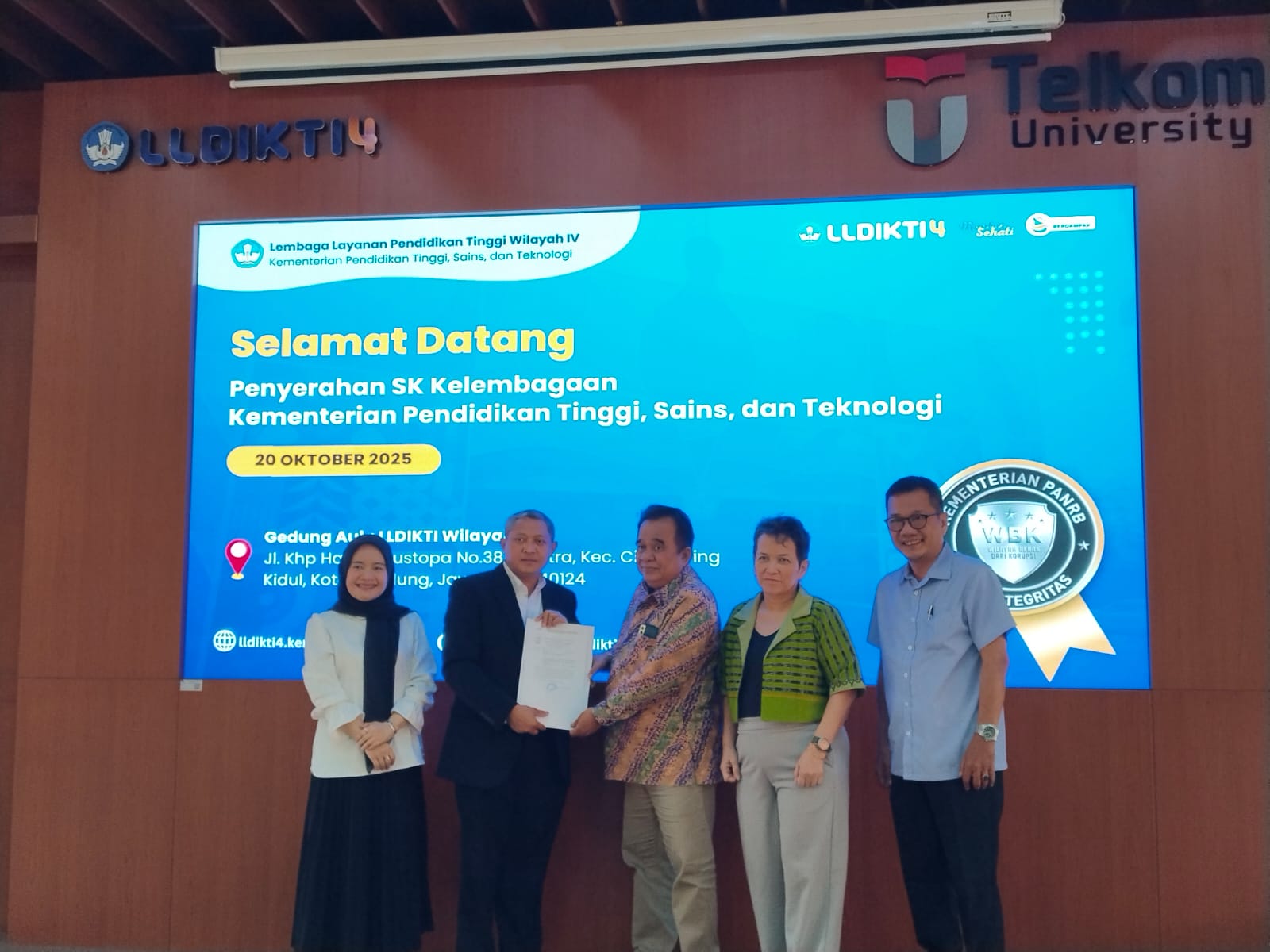 Perwakilan Tri Bhakti Bussines School menerima surat keputusan program studi bisnis Digital dari kepala LLDIKTI Wilayah IV Bandung pada 20 Oktober 2025