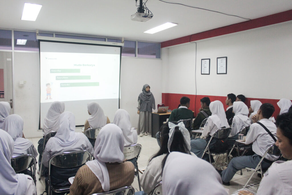 Indah Yani, S.Ak., M.Ak, Kampus Visit SMKN 13 Bekasi yang muda yang bekarya