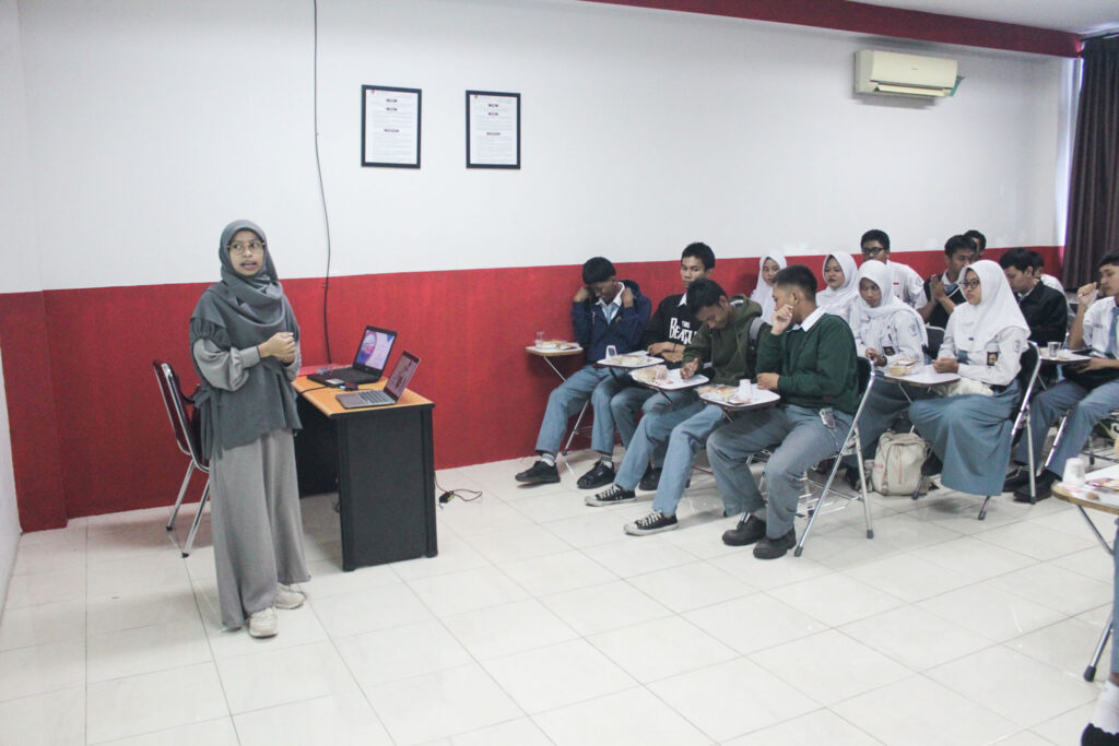 Indah Yani, S.Ak., M.Ak, Kampus Visit SMKN 13 Bekasi yang muda yang bekarya