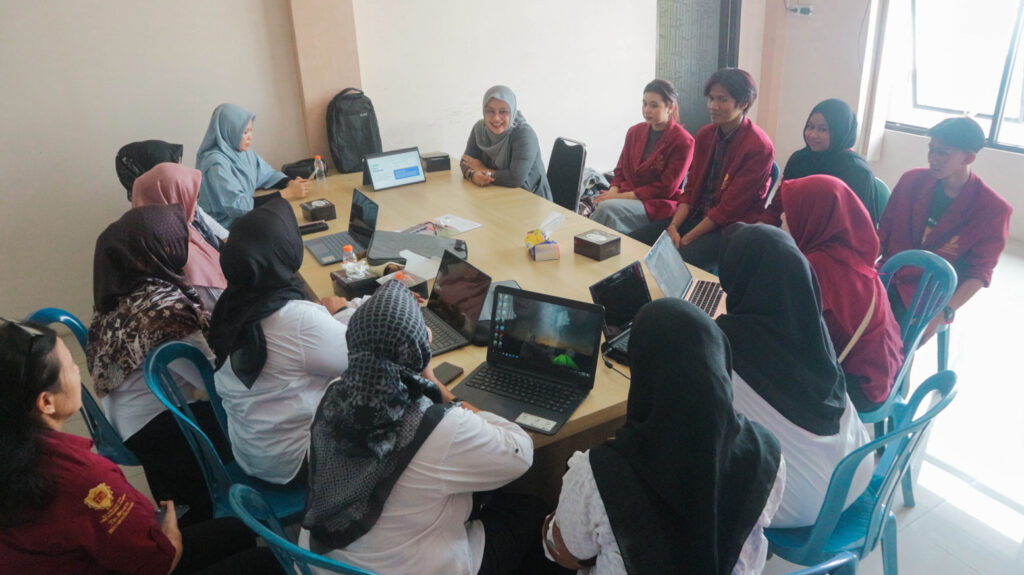 Reni Suwandi Ade Puspita, S.Ak., M.Ak. memberikan pelatihan komputer di Kelurahan Ciketing Udik