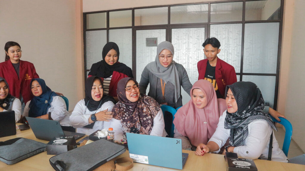 Reni Suwandi Ade Puspita, S.Ak., M.Ak. memberikan pelatihan komputer di Kelurahan Ciketing Udik