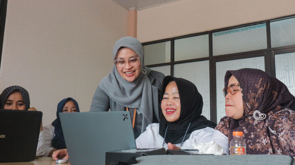 Reni Suwandi Ade Puspita, S.Ak., M.Ak. memberikan pelatihan komputer di Kelurahan Ciketing Udik
