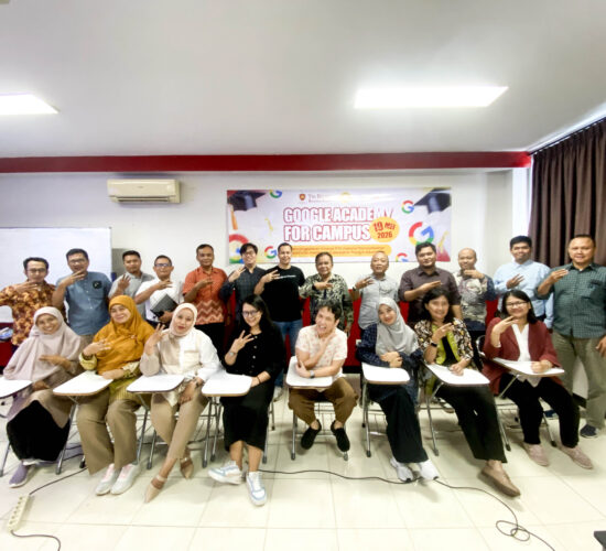 Dosen & Karyawan sedang melaksanakan pelatihan Google AI di Tri Bhakti