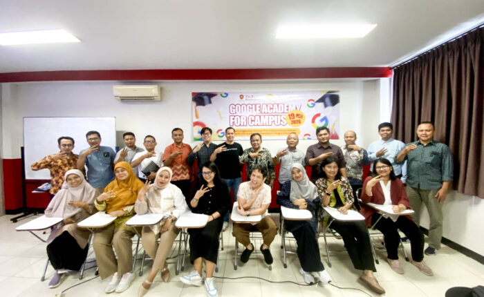Dosen & Karyawan sedang melaksanakan pelatihan Google AI di Tri Bhakti