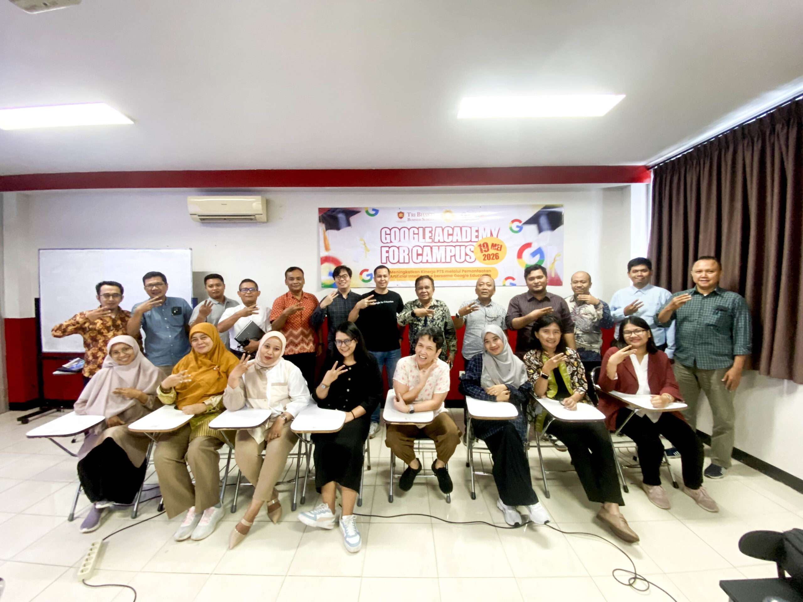 Dosen & Karyawan sedang melaksanakan pelatihan Google AI di Tri Bhakti
