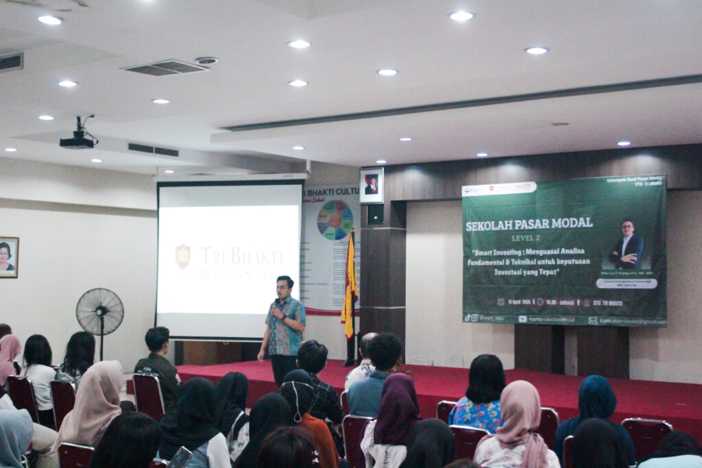 nasasumber sedang mempresentasikan materi analisa pasar modal di Tri Bhakti