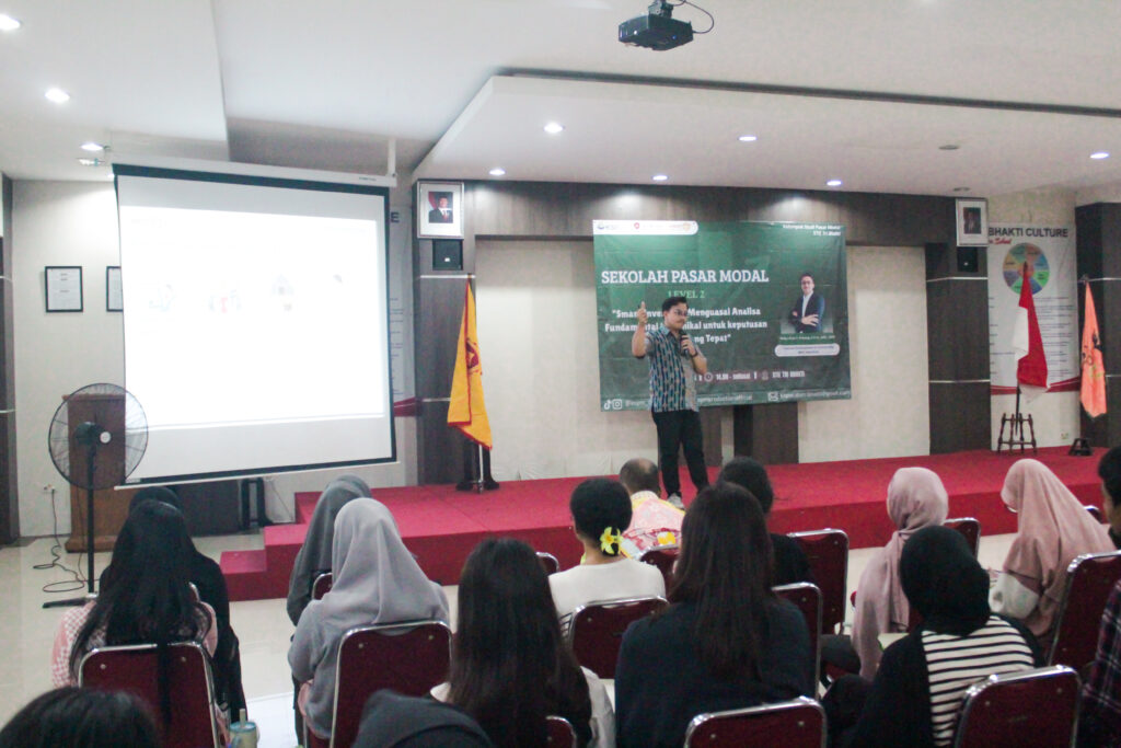 nasasumber sedang mempresentasikan materi analisa pasar modal di Tri Bhakti