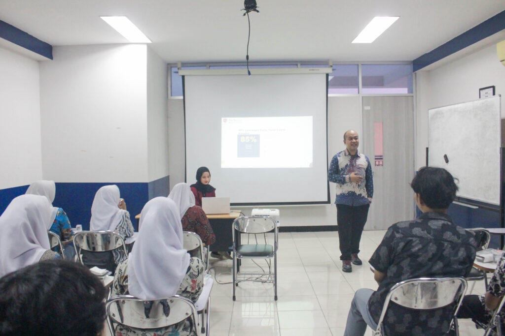 Pengunjung mendapatkan materi dari dosen Tri Bhakti