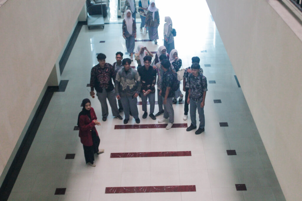 Mahasiswa yang berperan sebagai tour guide mengajak pengunjung jalan-jalan di STIE Tri Bhakti