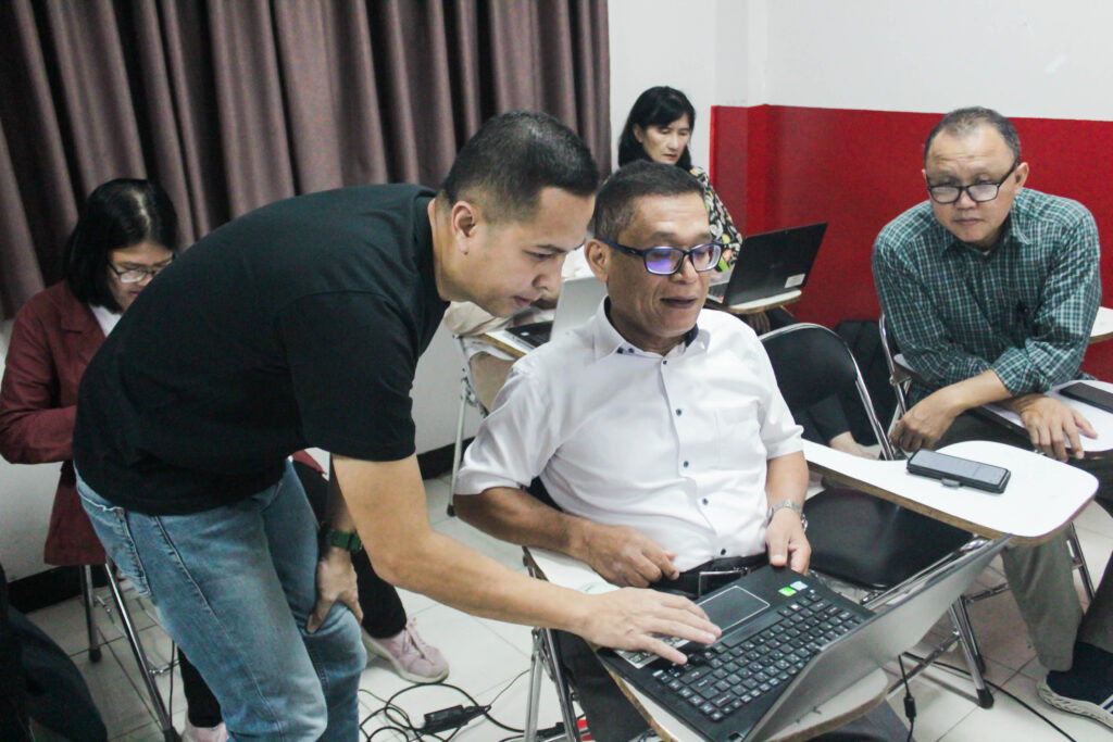 Tim Google Education yang sedang menjelaskan kepada Dosen Tri Bhakti