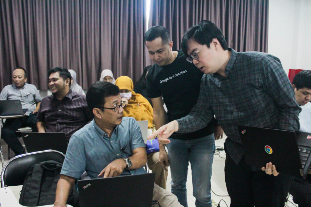 Tim Google Education yang sedang menjelaskan kepada Dosen Tri Bhakti