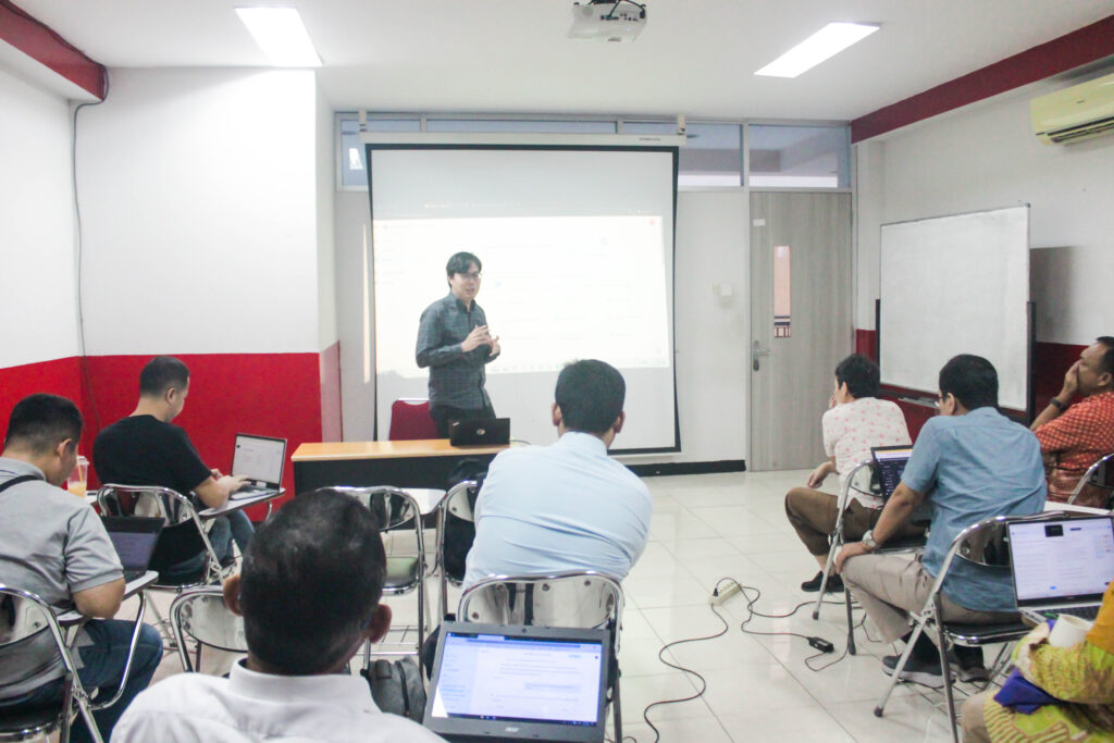 Tim Google Education yang sedang menyampaikan presentasi Google AI
