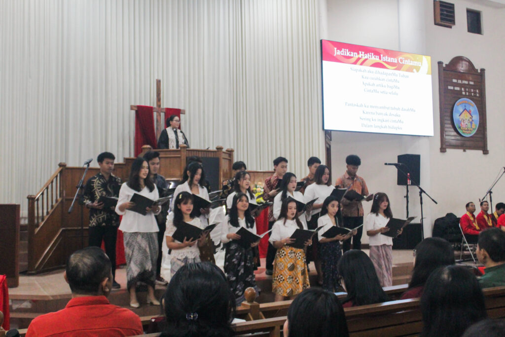 Suasana acara Pelayanan Pujian Pentakosta di Gereja Kristen Jawa Bekasi