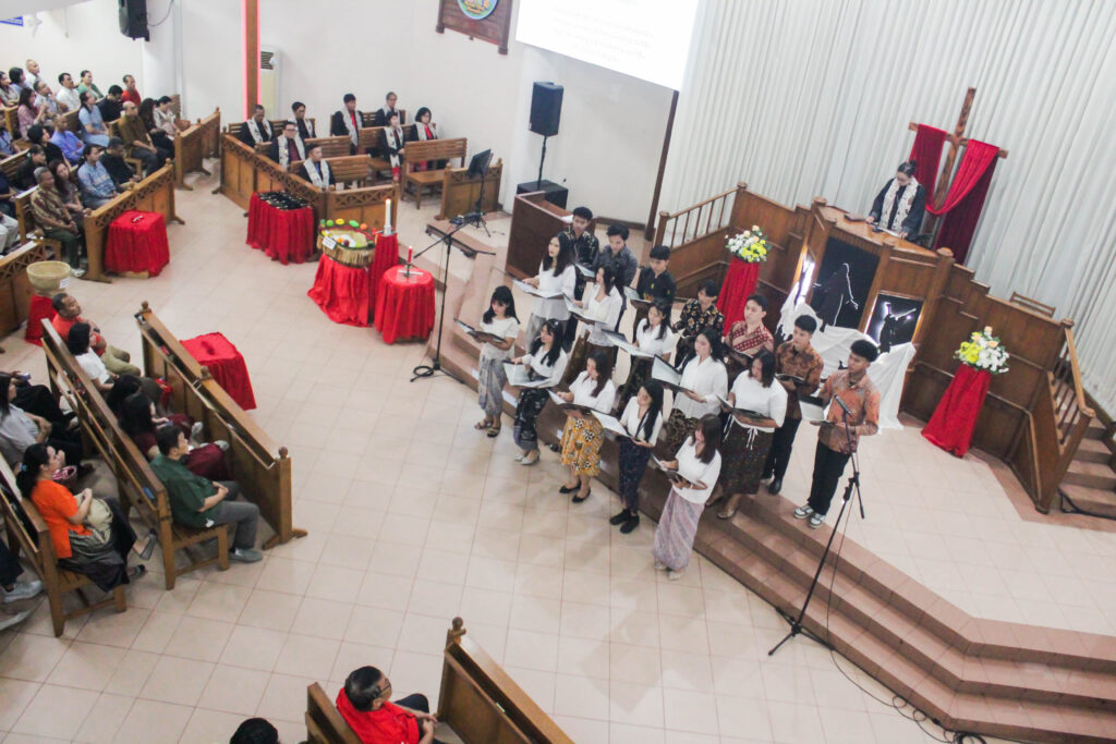 Suasana acara Pelayanan Pujian Pentakosta di Gereja Kristen Jawa Bekasi